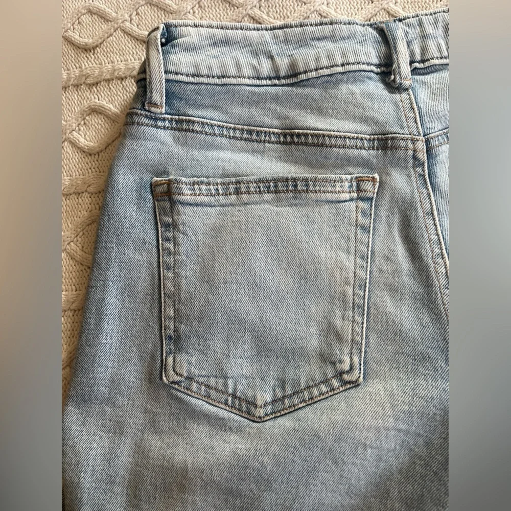 Edgely Light Wash Denim Shorts, distressed, Women’s Size 6 - Picture 3 of 13